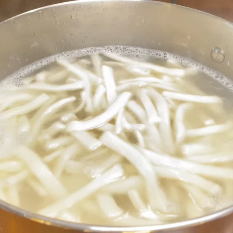 Step 5 Blanching the noodles Squid noodle soup