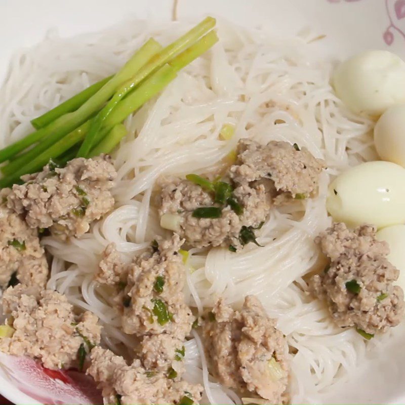 Step 5 Blanch the noodles and complete the minced meat noodle