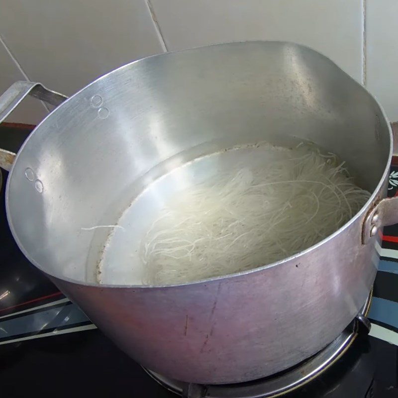 Step 5 Blanch the noodles and complete the minced meat noodle