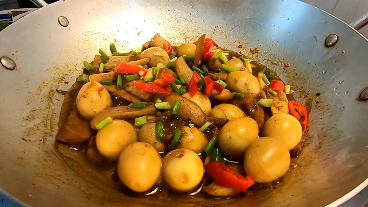 Quail Eggs Braised with Chicken Thigh Mushrooms