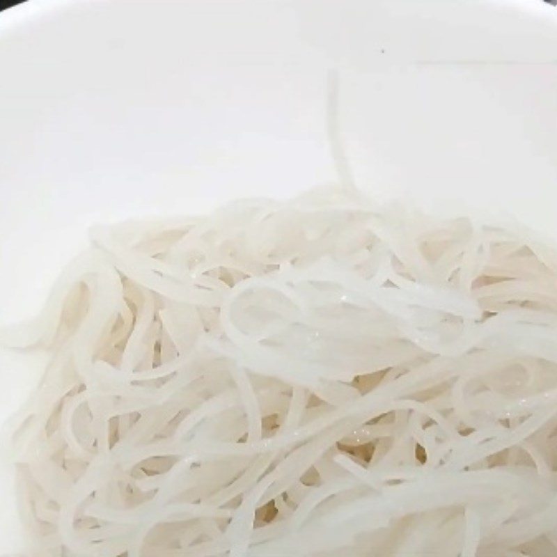 Step 4 Blanching noodles Pork leg noodles