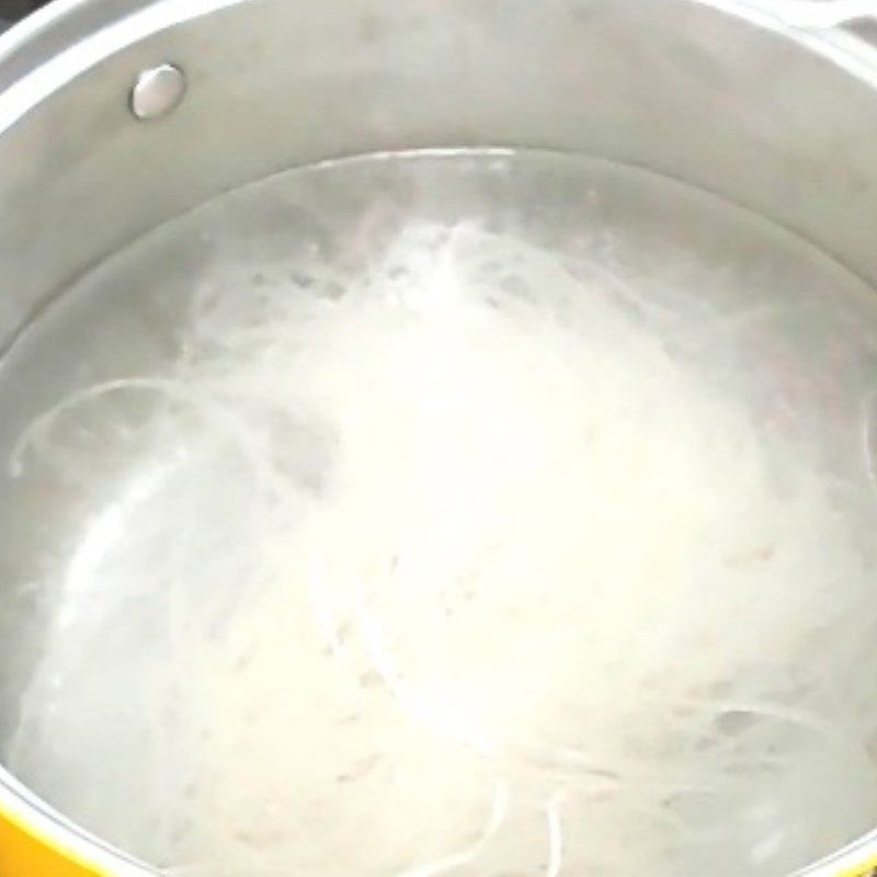 Step 4 Blanching noodles Pork leg noodles