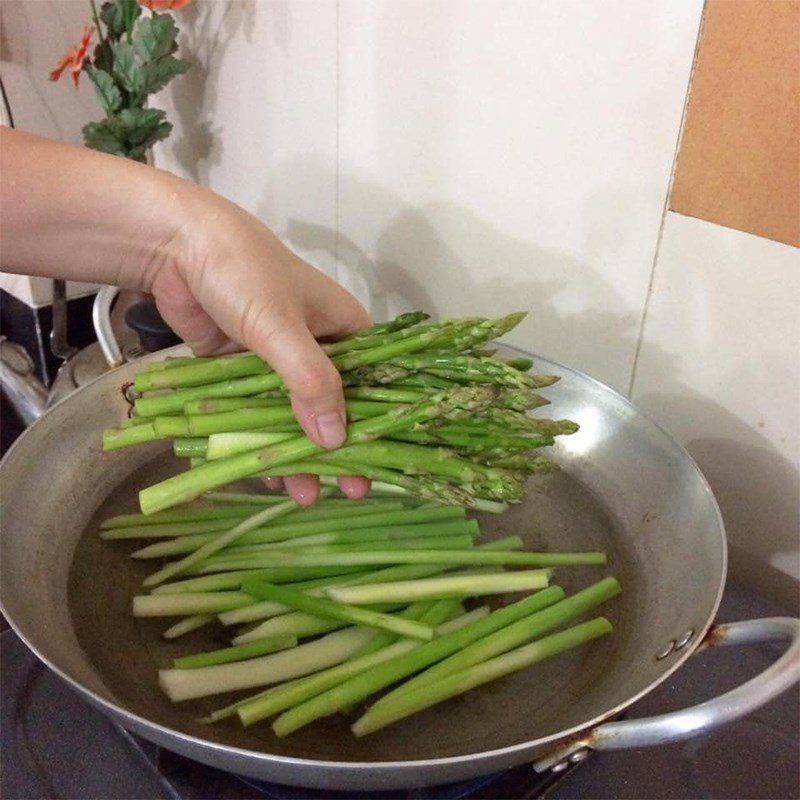 Step 2 Blanch the asparagus and squid Stir-fried asparagus with squid