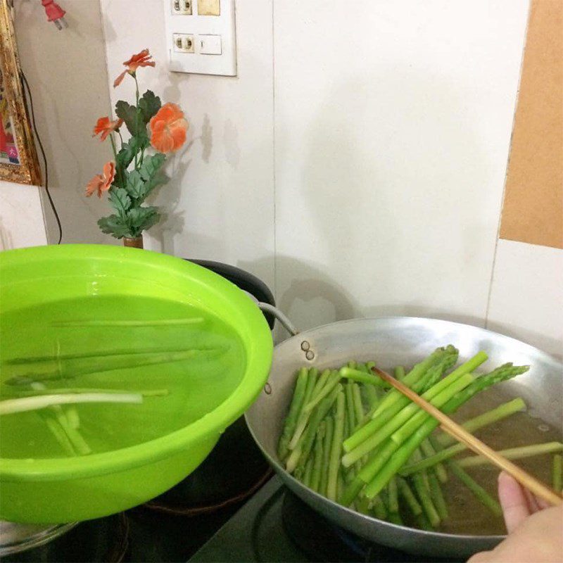 Step 2 Blanch the asparagus and squid Stir-fried asparagus with squid