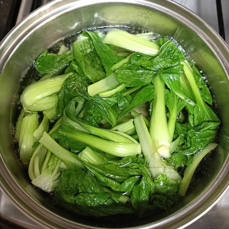 Step 3 Blanching noodles and bok choy Vegetarian noodles with mushrooms