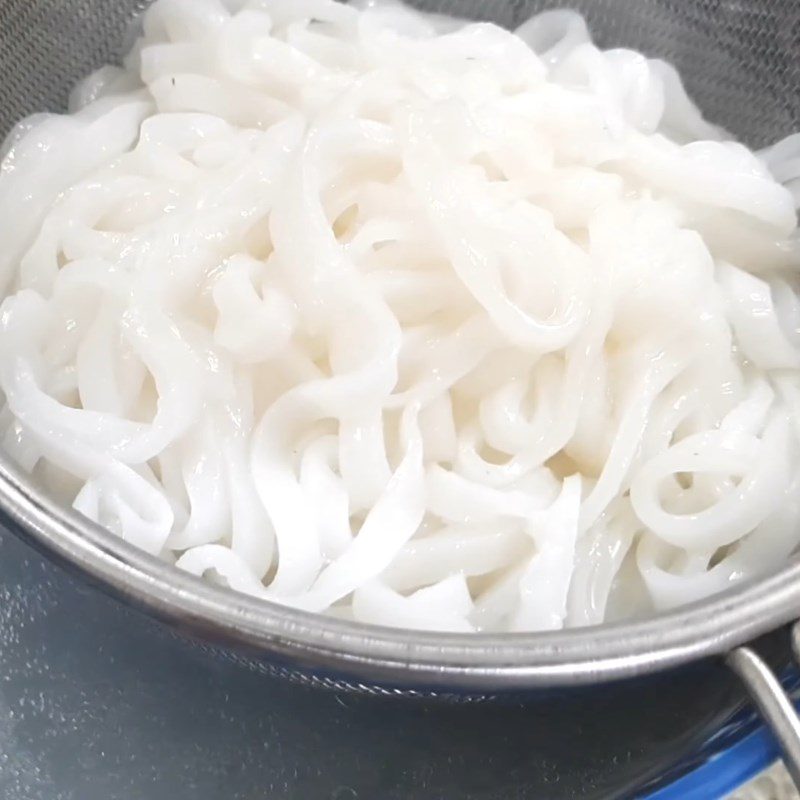 Step 5 Blanch the noodles and complete the vegetarian mushroom pho