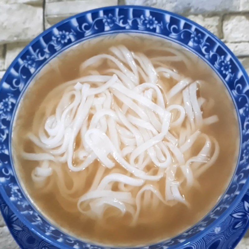 Step 5 Blanch the noodles and complete the vegetarian mushroom pho