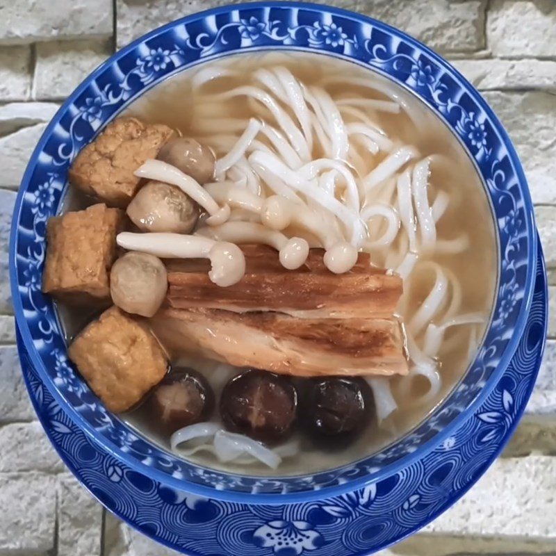 Step 5 Blanch the noodles and complete the vegetarian mushroom pho