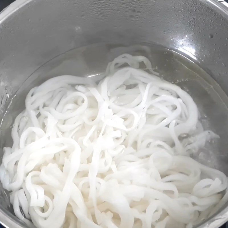 Step 5 Blanching the pho and completing vegetarian pho with mushrooms
