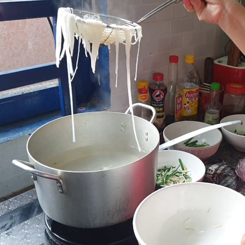 Step 4 Blanching bean sprouts, pork tail noodle soup with meat and pork bones