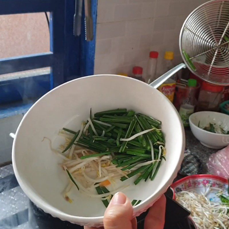 Step 4 Blanch the bean sprouts and noodles Pork tail noodles with meat and pork bones