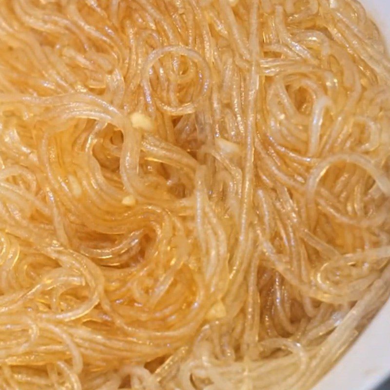 Step 4 Blanching and mixing vermicelli Shrimp with garlic and lotus leaves