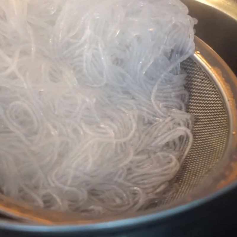 Step 4 Blanching and mixing vermicelli Steamed shrimp with garlic and lotus leaves