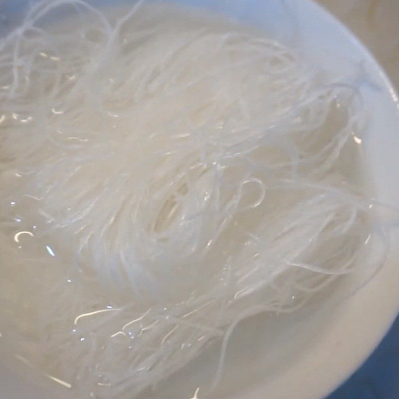 Step 4 Blanching and mixing vermicelli Steamed shrimp with garlic and lotus leaves