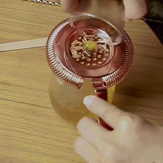 Step 1 Steep Chrysanthemum Tea Honey Chrysanthemum Tea