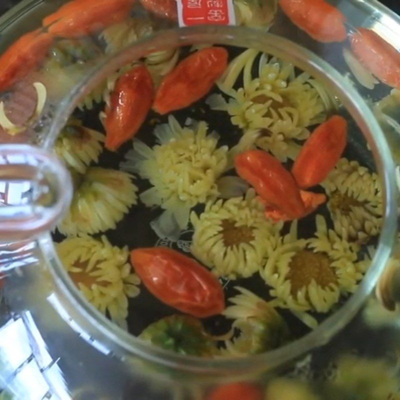 Step 2 Steeping Chrysanthemum Goji Tea