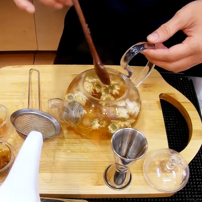 Step 2 Steep chrysanthemum tea with honey and longan Chrysanthemum tea with honey and longan