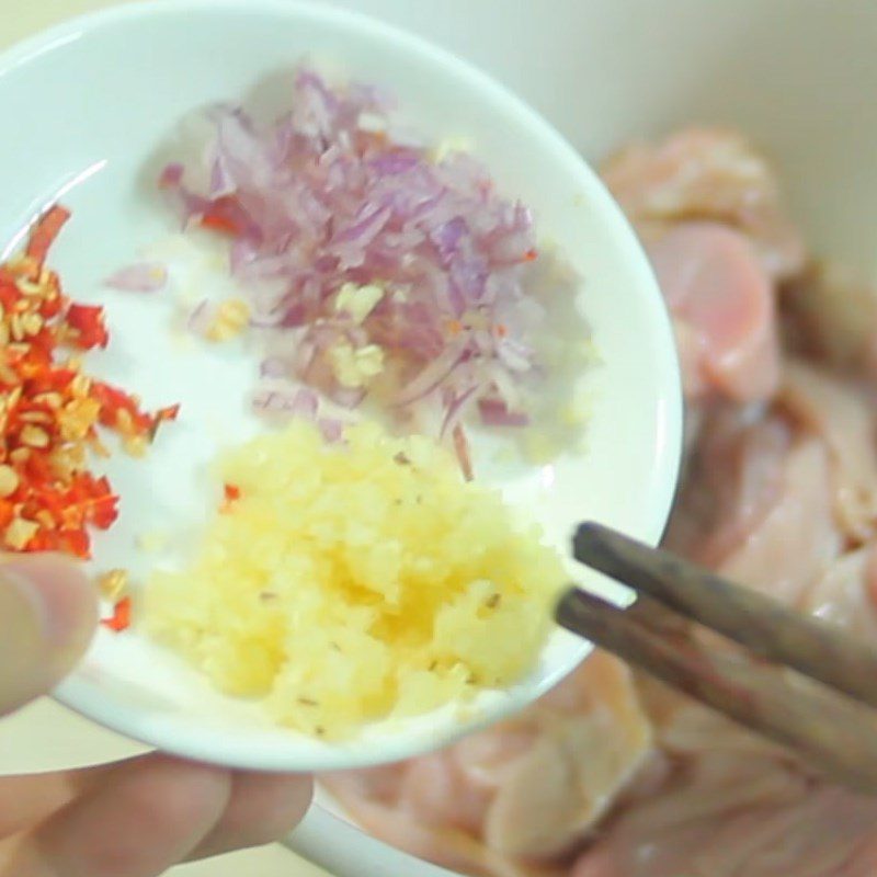 Step 2 Marinate the basa fish belly for braised basa fish belly with pepper