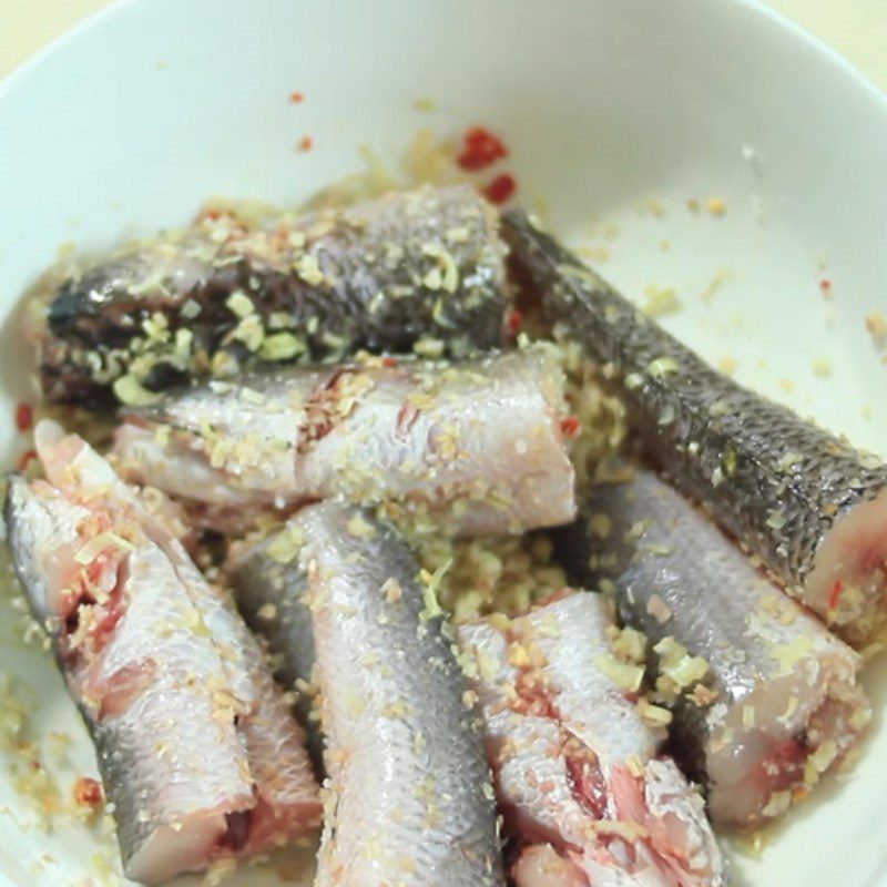 Step 2 Marinate the fish Fried snakehead fish with lemongrass and chili