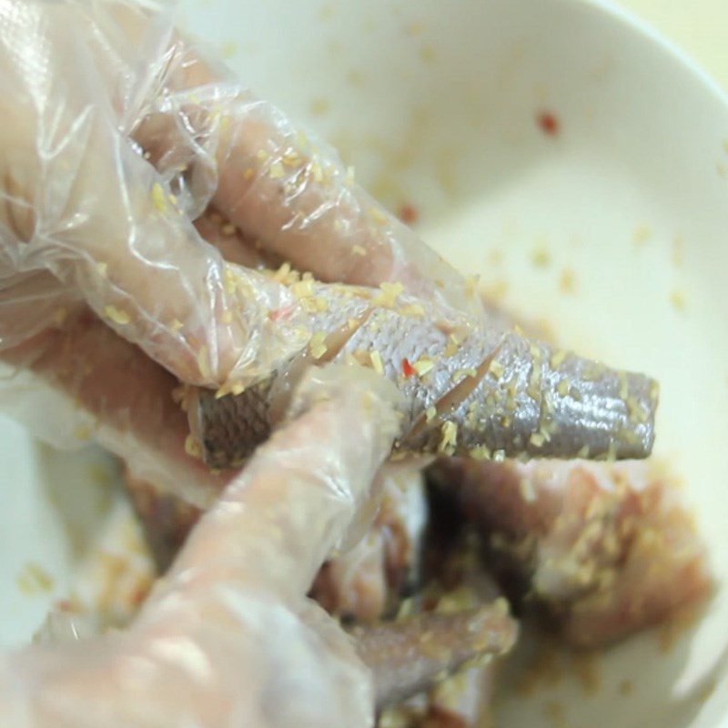 Step 2 Marinate the fish Fried snakehead fish with lemongrass and chili