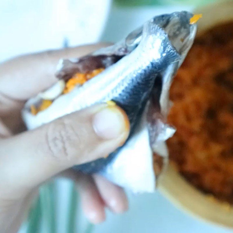 Step 3 Marinate the fish Fried flying fish with turmeric