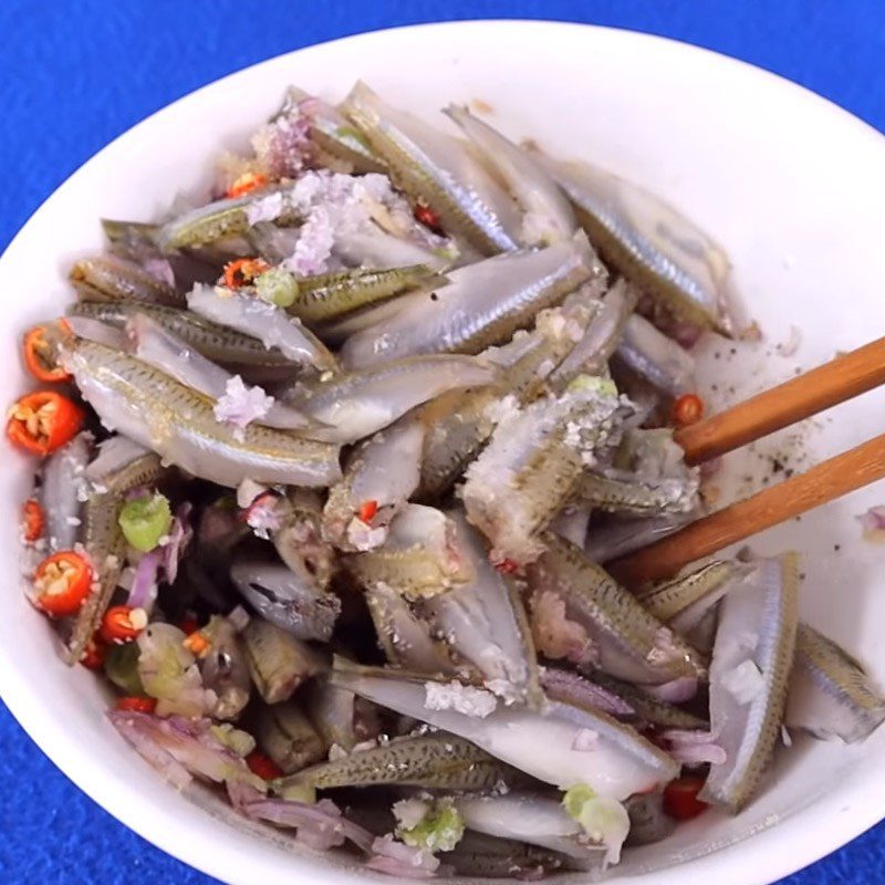Step 3 Marinate the fish Fish belly stew with fried pork fat