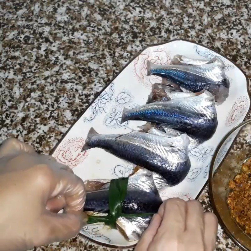 Step 4 Marinate the fish Fried flying fish with fried shallots