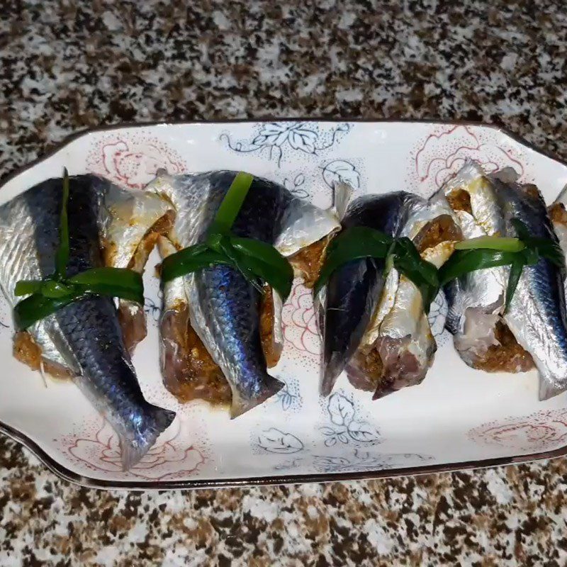 Step 4 Marinate the fish Fried flying fish with fried shallots