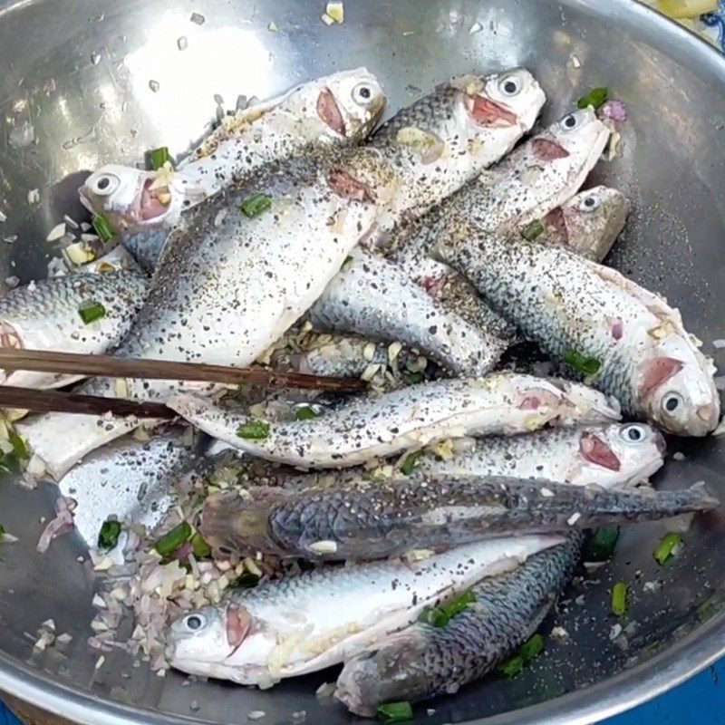 Step 2 Marinate the fish for Linh fish with sugar cane