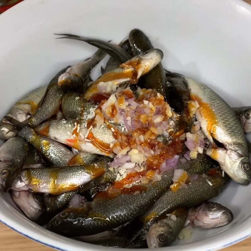 Step 2 Marinating fish Linh fish braised with tamarind