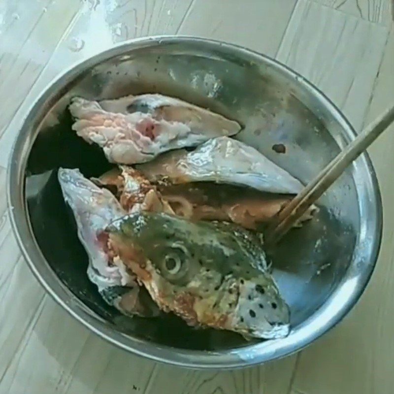 Step 2 Marinate the salmon Head of grilled salmon with satay