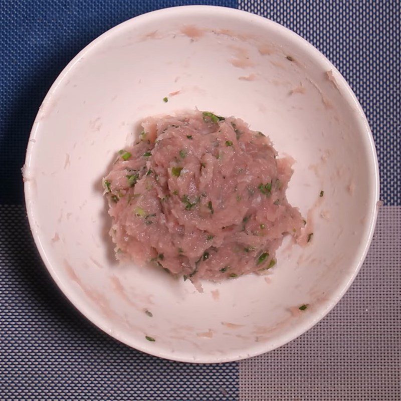 Step 2 Marinate the snakehead fish, snakehead fish steamed with mustard greens