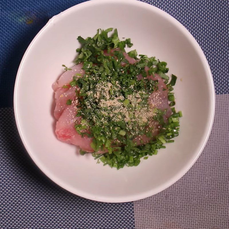 Step 2 Marinate the snakehead fish, snakehead fish steamed with mustard greens