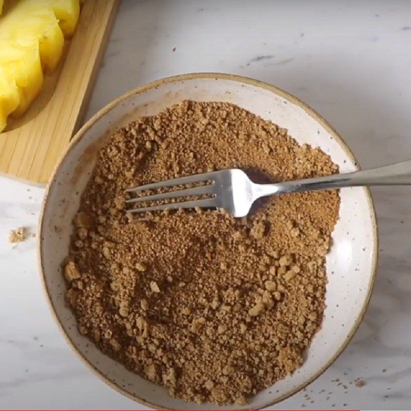 Step 2 Marinate the pineapple with sugar Grilled pineapple