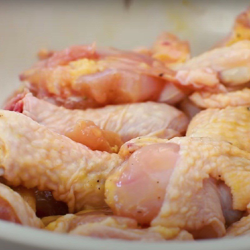 Step 2 Marinate chicken for soybean milk chicken hot pot