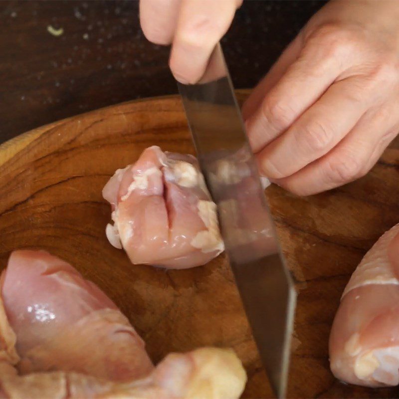 Step 3 Marinate the chicken for fried chicken marinated with lemongrass