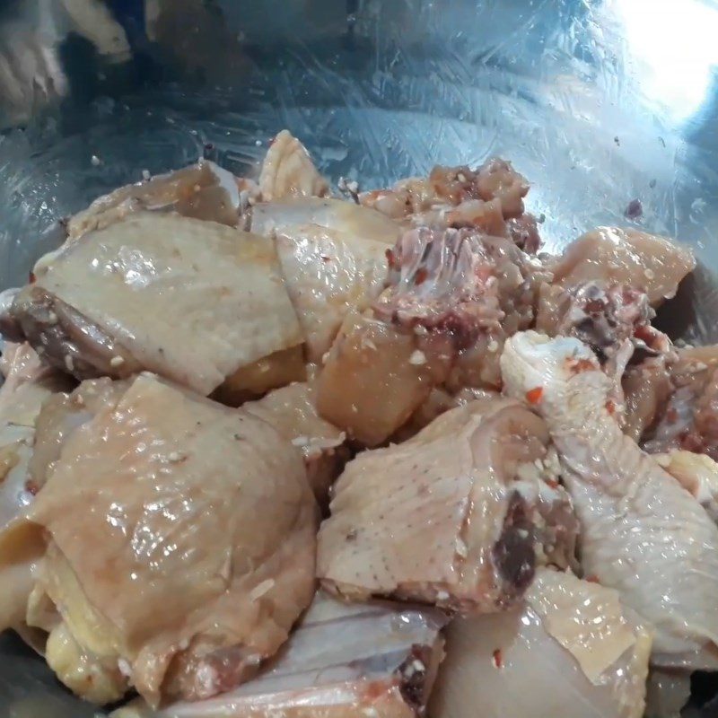 Step 2 Marinate the chicken Chicken cooked with sticky rice wine