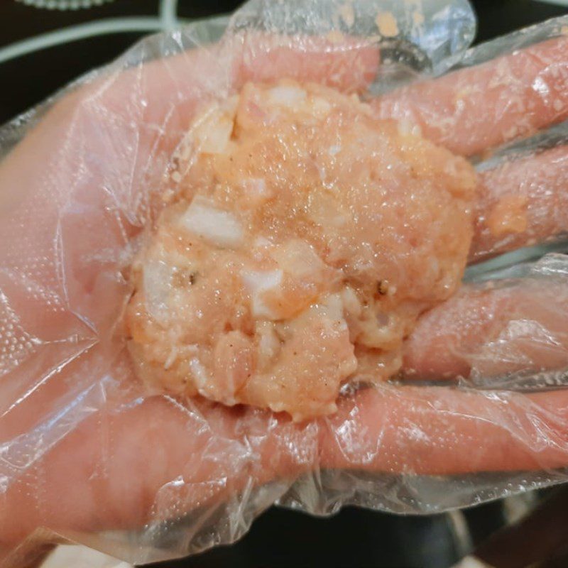 Step 2 Marinate the spices for fried chicken balls (recipe shared by a user)