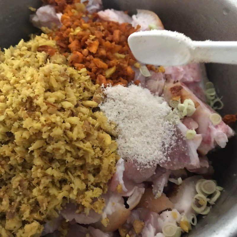 Step 2 Marinate the spices for braised pig's trotters with galangal and lemongrass