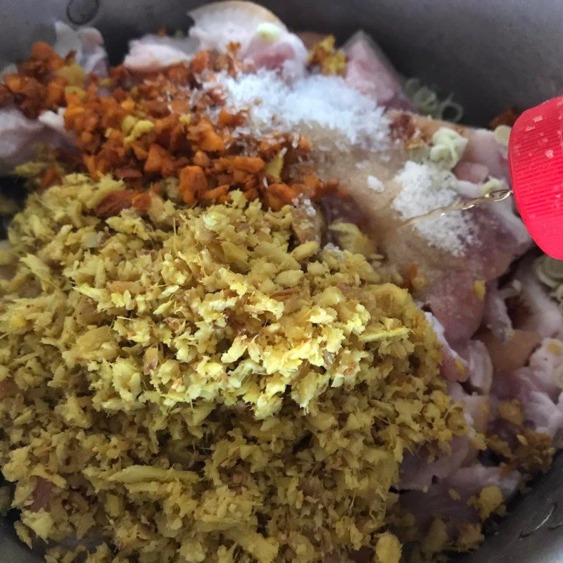 Step 2 Marinate the spices for braised pig's trotters with galangal and lemongrass