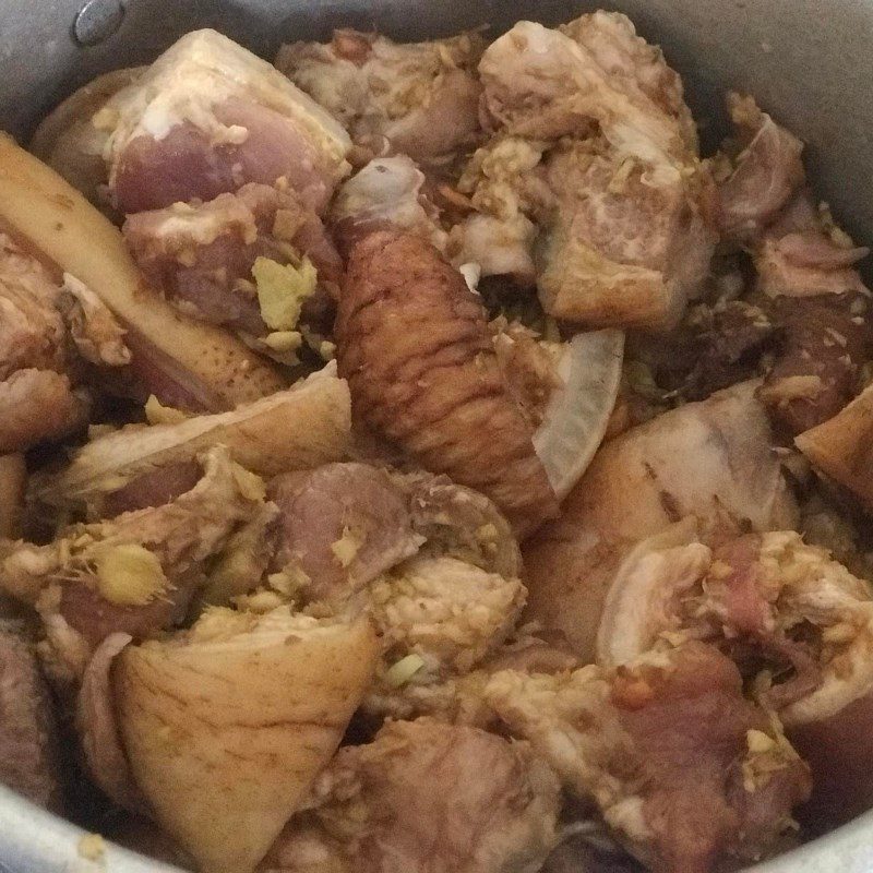 Step 2 Marinate the spices for braised pig's trotters with galangal and lemongrass