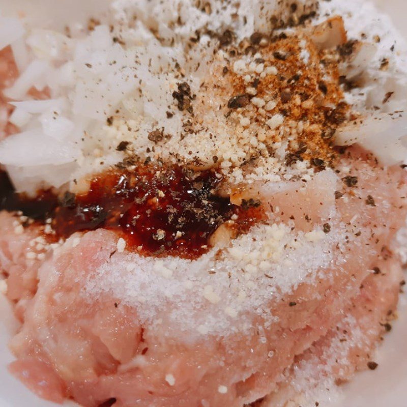 Step 2 Marinate the spices for fried chicken balls (recipe shared by a user)