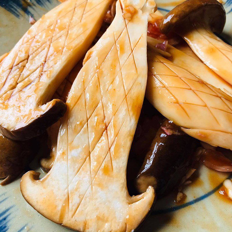 Step 2 Marinating the chicken thigh mushrooms