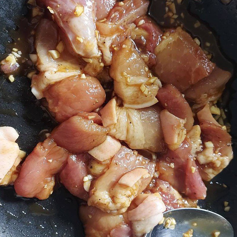 Step 2 Marinate the meat Pork thigh braised with pepper