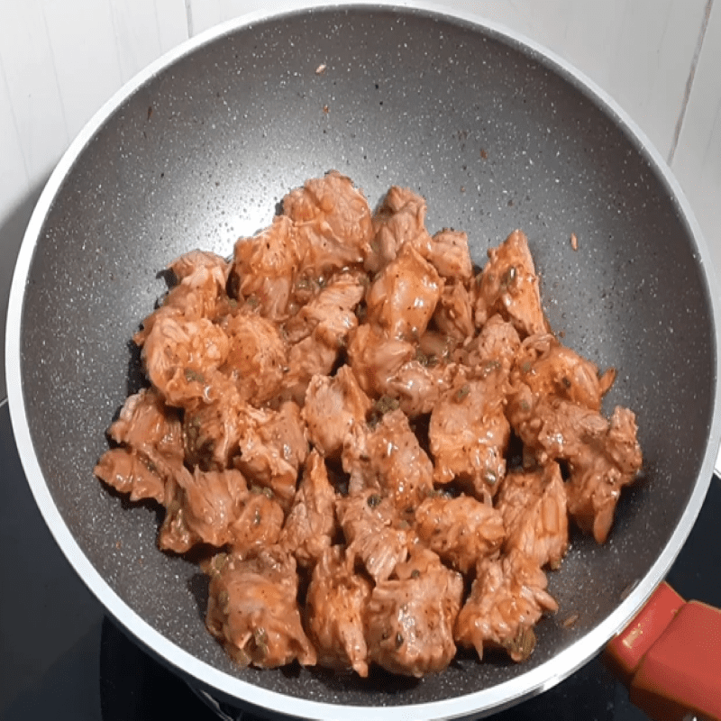 Step 2 Marinate and stir-fry the beef Fresh grape beef stew