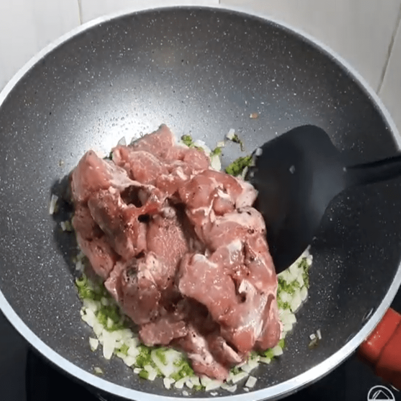 Step 2 Marinate and stir-fry the beef Fresh grape beef stew