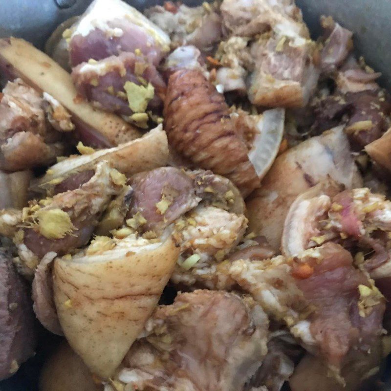 Step 2 Marinate the spices for braised pig's trotters with galangal and lemongrass