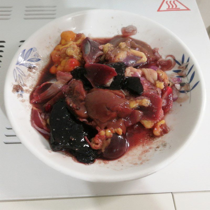 Step 2 Marinate the chicken entrails for Stir-fried noodles with chicken entrails