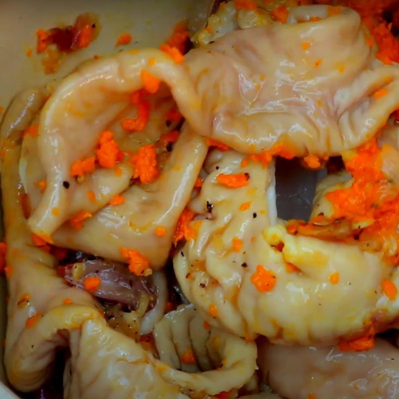 Step 3 Marinate the pig's intestines Grilled intestines