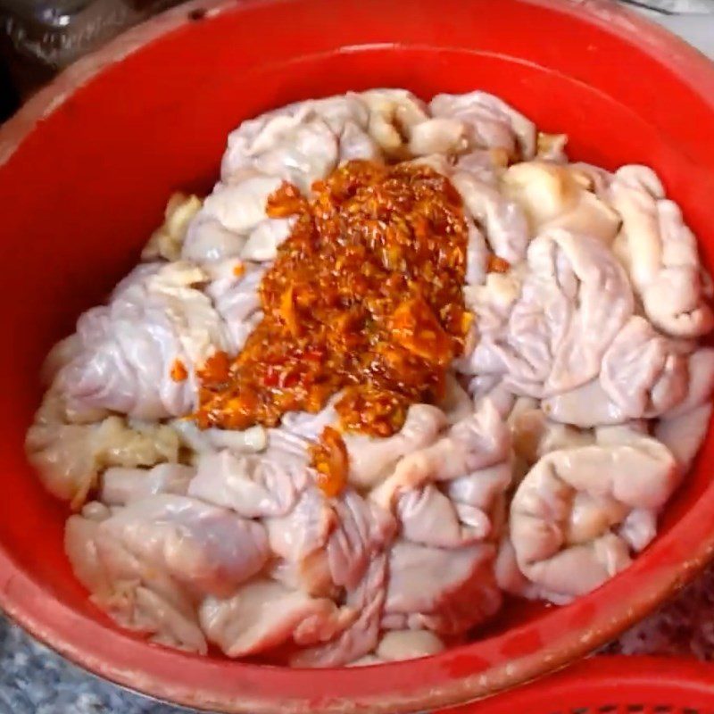 Step 2 Marinate the intestines for Grilled Beef Intestines with Satay